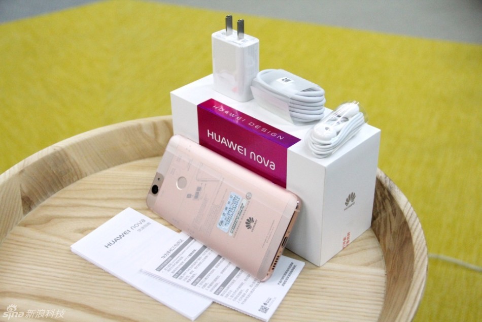 配置上华为nova采用了5英寸1080P屏幕，搭载高通骁龙625处理器，有3GB RAM+32GB ROM标配版或4GB RAM+64GB ROM高配版可选，支持SD卡扩展，后置1200万像素主摄像头，前置800万像素镜头，内置3020mAh电池。