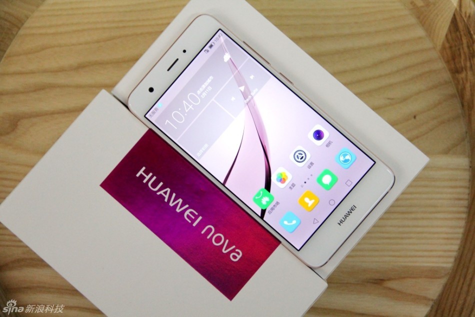 配置上华为nova采用了5英寸1080P屏幕，搭载高通骁龙625处理器，有3GB RAM+32GB ROM标配版或4GB RAM+64GB ROM高配版可选，支持SD卡扩展，后置1200万像素主摄像头，前置800万像素镜头，内置3020mAh电池。