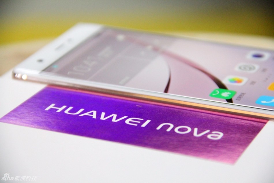 配置上华为nova采用了5英寸1080P屏幕，搭载高通骁龙625处理器，有3GB RAM+32GB ROM标配版或4GB RAM+64GB ROM高配版可选，支持SD卡扩展，后置1200万像素主摄像头，前置800万像素镜头，内置3020mAh电池。