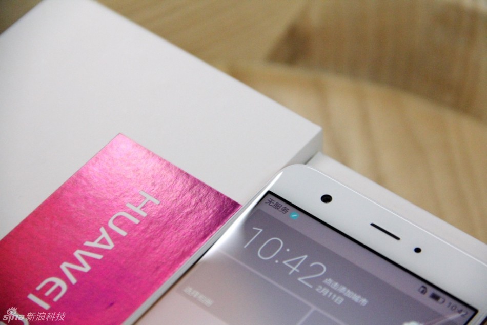 配置上华为nova采用了5英寸1080P屏幕，搭载高通骁龙625处理器，有3GB RAM+32GB ROM标配版或4GB RAM+64GB ROM高配版可选，支持SD卡扩展，后置1200万像素主摄像头，前置800万像素镜头，内置3020mAh电池。