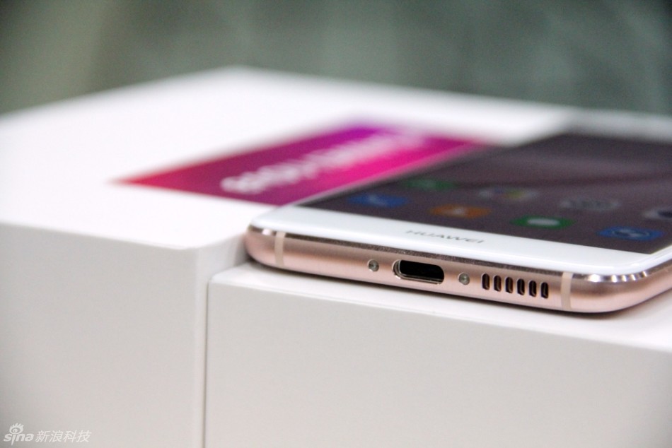 配置上华为nova采用了5英寸1080P屏幕，搭载高通骁龙625处理器，有3GB RAM+32GB ROM标配版或4GB RAM+64GB ROM高配版可选，支持SD卡扩展，后置1200万像素主摄像头，前置800万像素镜头，内置3020mAh电池。