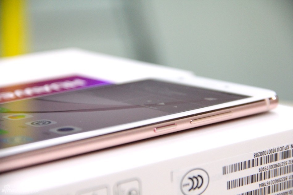 配置上华为nova采用了5英寸1080P屏幕，搭载高通骁龙625处理器，有3GB RAM+32GB ROM标配版或4GB RAM+64GB ROM高配版可选，支持SD卡扩展，后置1200万像素主摄像头，前置800万像素镜头，内置3020mAh电池。