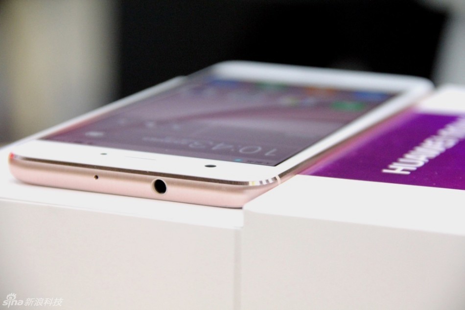 配置上华为nova采用了5英寸1080P屏幕，搭载高通骁龙625处理器，有3GB RAM+32GB ROM标配版或4GB RAM+64GB ROM高配版可选，支持SD卡扩展，后置1200万像素主摄像头，前置800万像素镜头，内置3020mAh电池。