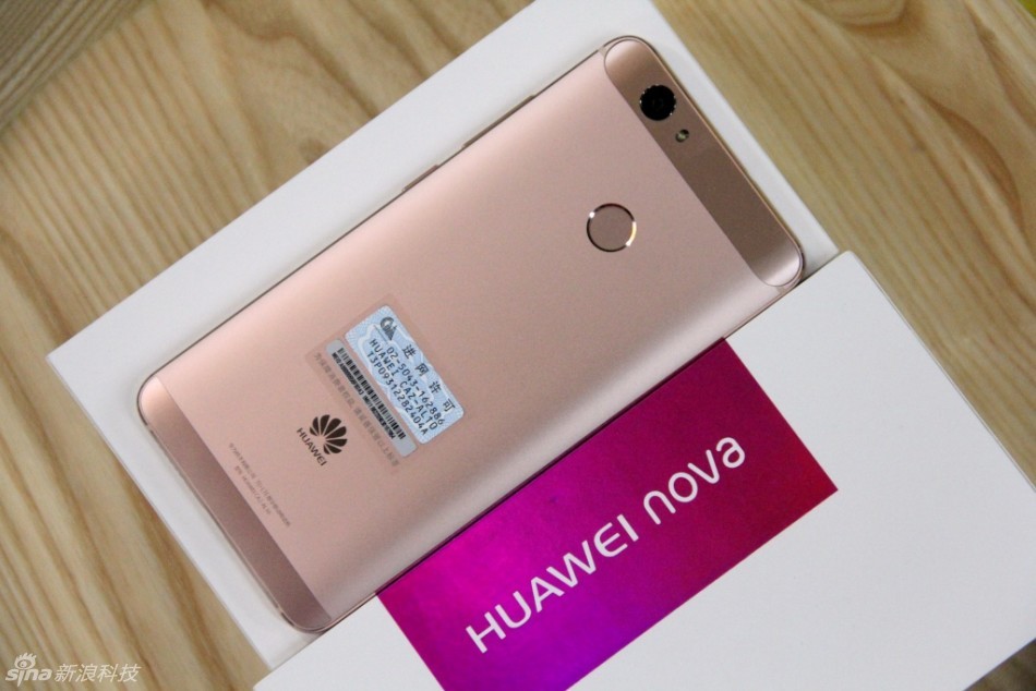 配置上华为nova采用了5英寸1080P屏幕，搭载高通骁龙625处理器，有3GB RAM+32GB ROM标配版或4GB RAM+64GB ROM高配版可选，支持SD卡扩展，后置1200万像素主摄像头，前置800万像素镜头，内置3020mAh电池。