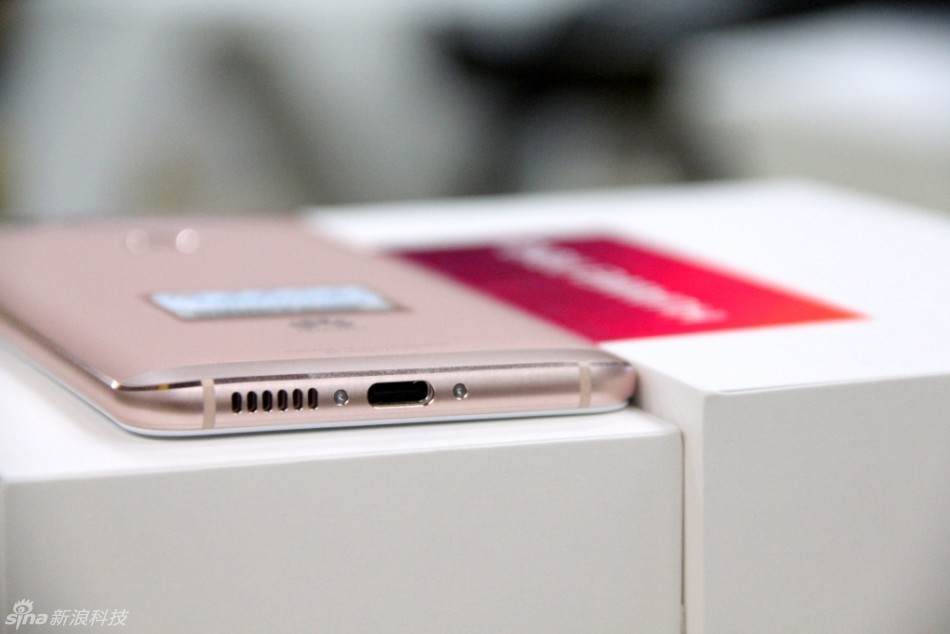 配置上华为nova采用了5英寸1080P屏幕，搭载高通骁龙625处理器，有3GB RAM+32GB ROM标配版或4GB RAM+64GB ROM高配版可选，支持SD卡扩展，后置1200万像素主摄像头，前置800万像素镜头，内置3020mAh电池。