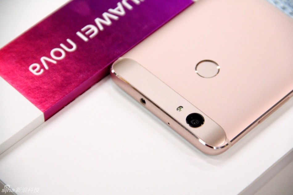 配置上华为nova采用了5英寸1080P屏幕，搭载高通骁龙625处理器，有3GB RAM+32GB ROM标配版或4GB RAM+64GB ROM高配版可选，支持SD卡扩展，后置1200万像素主摄像头，前置800万像素镜头，内置3020mAh电池。