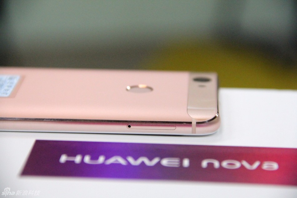 配置上华为nova采用了5英寸1080P屏幕，搭载高通骁龙625处理器，有3GB RAM+32GB ROM标配版或4GB RAM+64GB ROM高配版可选，支持SD卡扩展，后置1200万像素主摄像头，前置800万像素镜头，内置3020mAh电池。