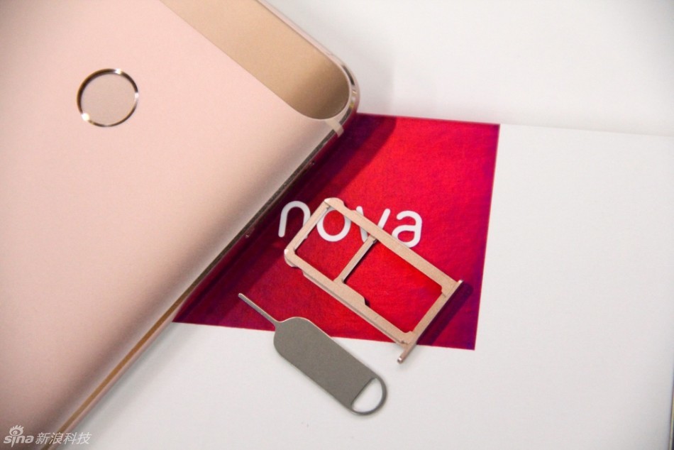 配置上华为nova采用了5英寸1080P屏幕，搭载高通骁龙625处理器，有3GB RAM+32GB ROM标配版或4GB RAM+64GB ROM高配版可选，支持SD卡扩展，后置1200万像素主摄像头，前置800万像素镜头，内置3020mAh电池。