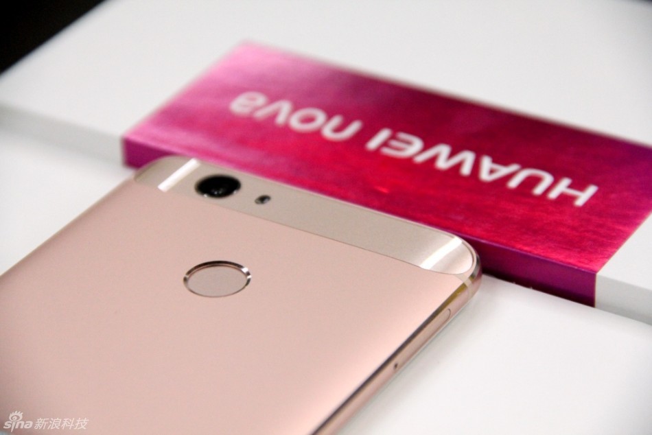 配置上华为nova采用了5英寸1080P屏幕，搭载高通骁龙625处理器，有3GB RAM+32GB ROM标配版或4GB RAM+64GB ROM高配版可选，支持SD卡扩展，后置1200万像素主摄像头，前置800万像素镜头，内置3020mAh电池。