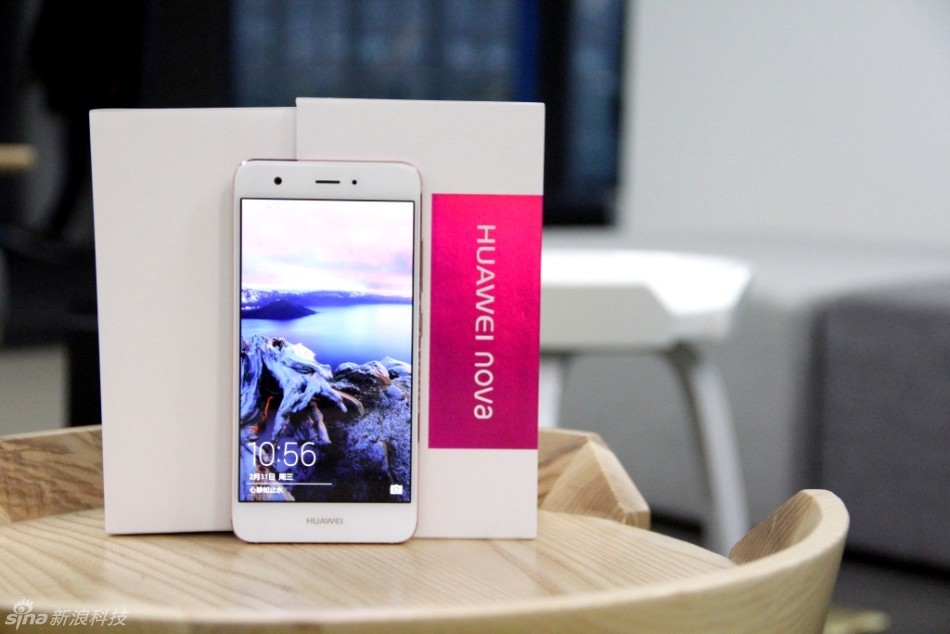 配置上华为nova采用了5英寸1080P屏幕，搭载高通骁龙625处理器，有3GB RAM+32GB ROM标配版或4GB RAM+64GB ROM高配版可选，支持SD卡扩展，后置1200万像素主摄像头，前置800万像素镜头，内置3020mAh电池。