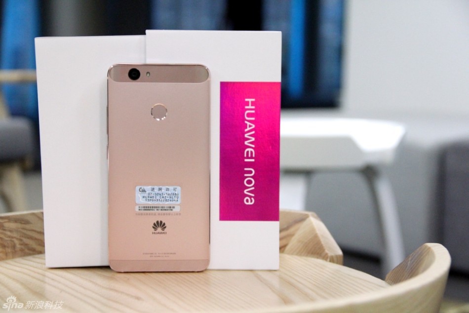 配置上华为nova采用了5英寸1080P屏幕，搭载高通骁龙625处理器，有3GB RAM+32GB ROM标配版或4GB RAM+64GB ROM高配版可选，支持SD卡扩展，后置1200万像素主摄像头，前置800万像素镜头，内置3020mAh电池。