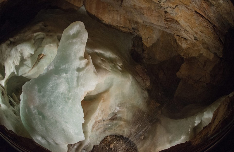 奥地利神秘冰穴壮丽如宫殿 冰雕美到令人窒息