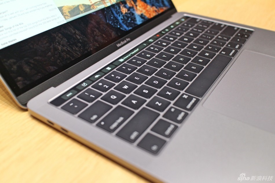New MacBook Pro第一时间上手体验，厚度看上去确实很薄，Touch Bar也带来不同以往的体验。