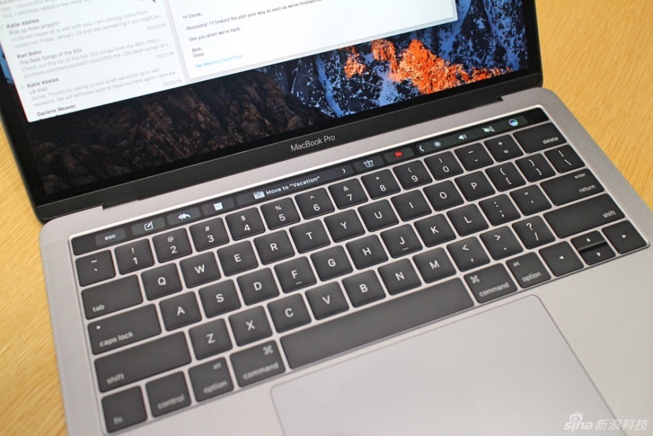 New MacBook Pro第一时间上手体验，厚度看上去确实很薄，Touch Bar也带来不同以往的体验。