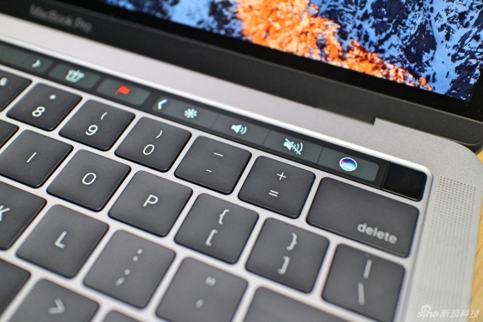 New MacBook Pro第一时间上手体验，厚度看上去确实很薄，Touch Bar也带来不同以往的体验。