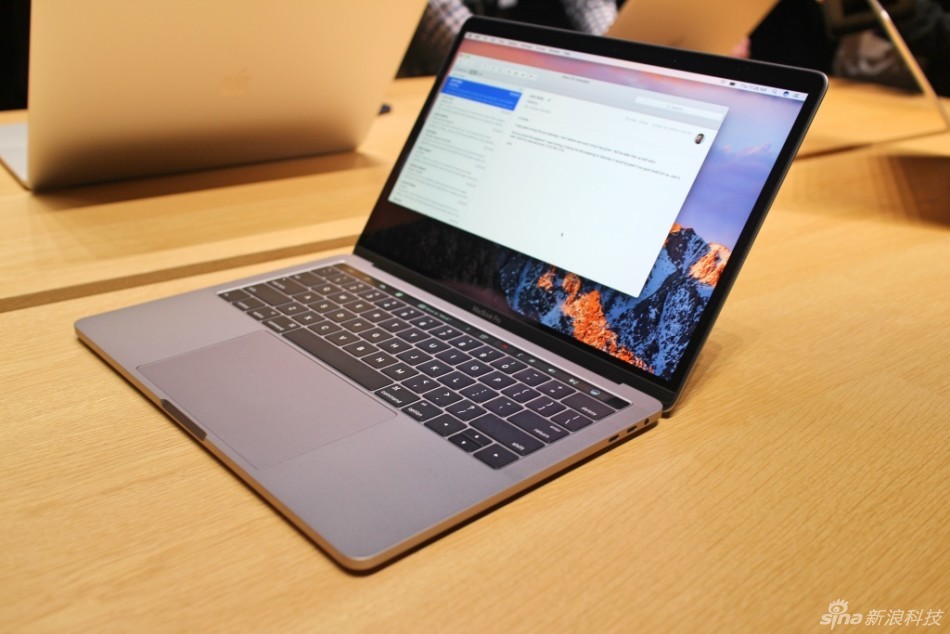 New MacBook Pro第一时间上手体验，厚度看上去确实很薄，Touch Bar也带来不同以往的体验。