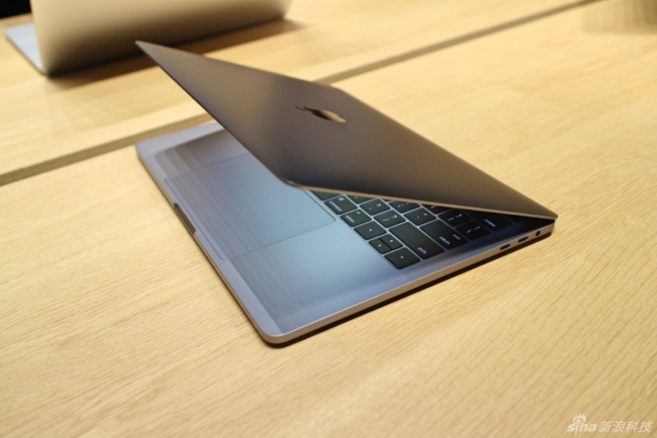New MacBook Pro第一时间上手体验，厚度看上去确实很薄，Touch Bar也带来不同以往的体验。