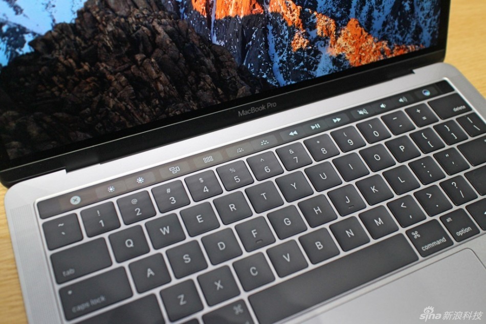 New MacBook Pro第一时间上手体验，厚度看上去确实很薄，Touch Bar也带来不同以往的体验。