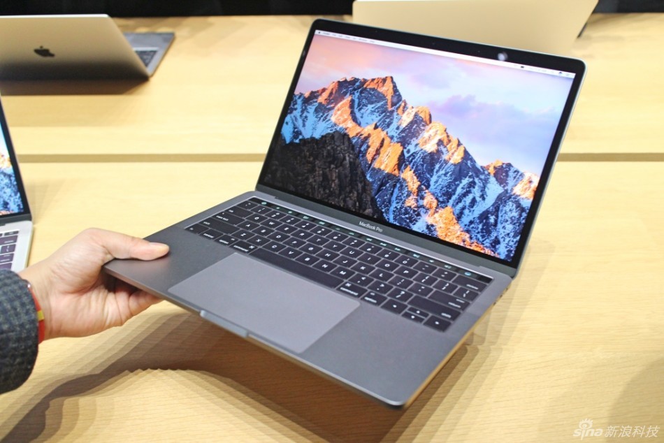 New MacBook Pro第一时间上手体验，厚度看上去确实很薄，Touch Bar也带来不同以往的体验。