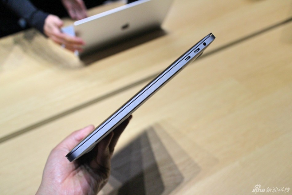 New MacBook Pro第一时间上手体验，厚度看上去确实很薄，Touch Bar也带来不同以往的体验。