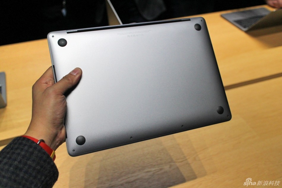 New MacBook Pro第一时间上手体验，厚度看上去确实很薄，Touch Bar也带来不同以往的体验。