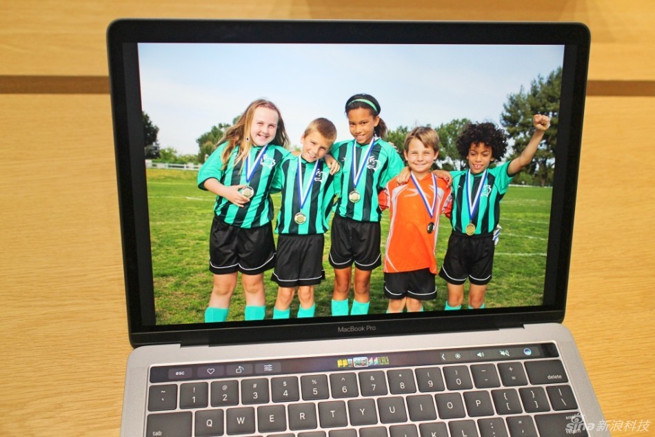 New MacBook Pro第一时间上手体验，厚度看上去确实很薄，Touch Bar也带来不同以往的体验。