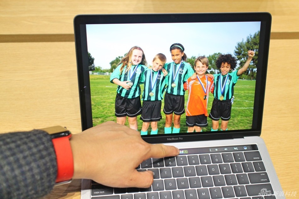 New MacBook Pro第一时间上手体验，厚度看上去确实很薄，Touch Bar也带来不同以往的体验。