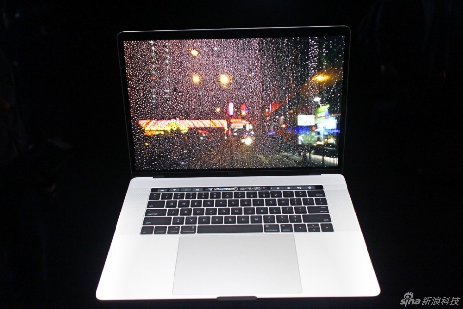 New MacBook Pro第一时间上手体验，厚度看上去确实很薄，Touch Bar也带来不同以往的体验。