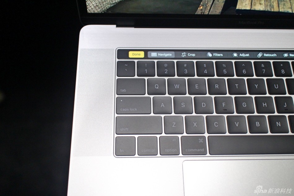 New MacBook Pro第一时间上手体验，厚度看上去确实很薄，Touch Bar也带来不同以往的体验。