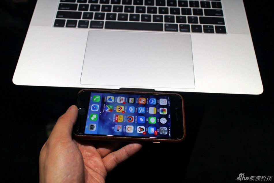 New MacBook Pro第一时间上手体验，厚度看上去确实很薄，Touch Bar也带来不同以往的体验。