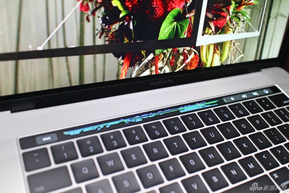 New MacBook Pro第一时间上手体验，厚度看上去确实很薄，Touch Bar也带来不同以往的体验。