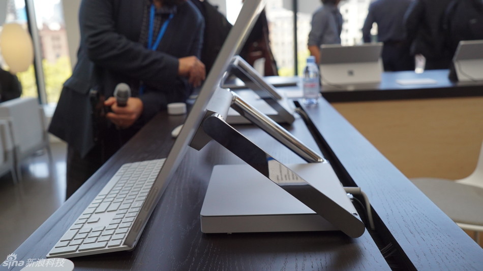 刚刚举办的微软新品发布会推出第一款专业一体机Surface Studio。