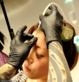 日本兴起另类美容：额头注射溶液似面包圈