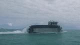 美首秀新型超重两栖登陆艇：可翻越3米高墙壁