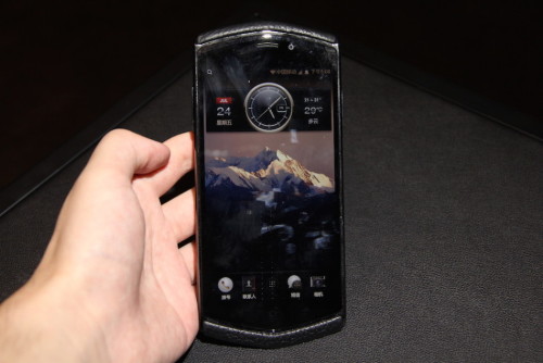王石代言 8848钛金手机发布售价9999元