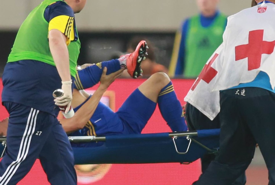 国足大连友谊赛哈萨克队员断腿 （恐怖慎入)