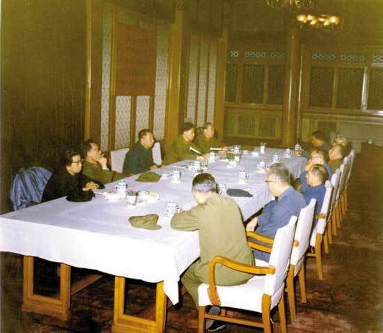 1976年10月4日,“四人帮”最后一张合影。桌子左边左起为江青、张春桥、华国锋、王洪文、汪东兴。他们讨论了开除邓小平党籍的问题。三天后,“四人帮”被抓。
