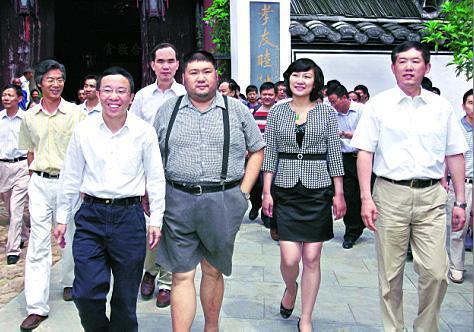 毛新宇的两任漂亮妻子_精品贴图_历史论坛_新浪网