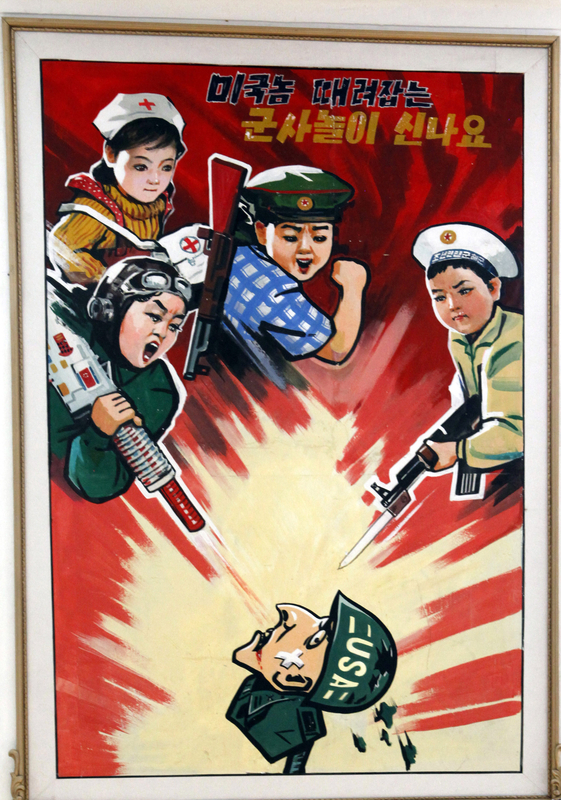 当地时间2012年4月27日,朝鲜平壤,幼儿园中的反美海报.