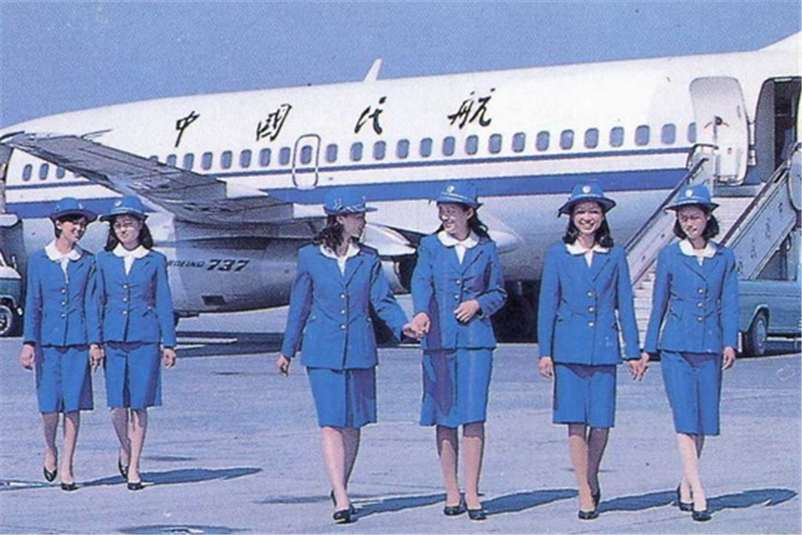图解中国空姐发展史:坐飞机曾送酒