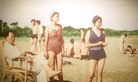 江青女儿李讷与林彪女儿林豆豆合影