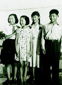 江青女儿李讷与林彪女儿林豆豆合影