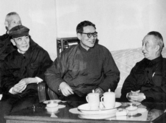 1975年3月29日,沈醉(右二)与最后一批被特赦释放的老友畅谈.