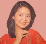 邓丽君劳军献吻大兵：被吻士兵三天只洗半边脸