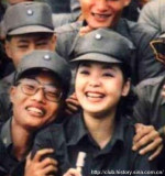 邓丽君劳军献吻大兵：吻士兵三天只洗半边脸