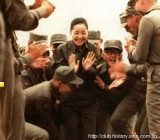 邓丽君劳军献吻大兵：吻士兵三天只洗半边脸