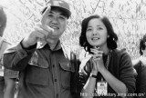 邓丽君劳军献吻大兵：吻士兵三天只洗半边脸