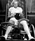 堪比恐怖片：上世纪女人如何美容