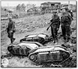 17张诡异老照片：自杀式小坦克、飞机撞大树