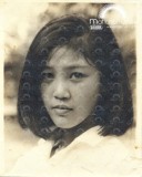 男生列队送花：泰国前女总理英拉年轻时多美